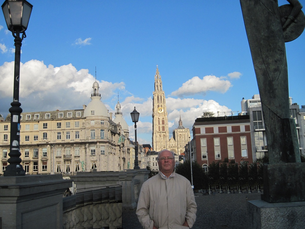 21- Anversa- Mio marito e sullo sfondo il campanile della cattedrale